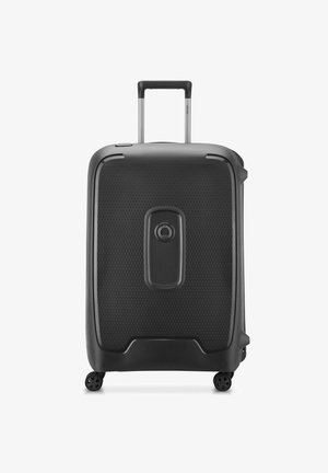 Valigia rigida nera con superficie texturizzata, manico estraibile e quattro ruote per la mobilità. Presenta una serratura centrale e un design robusto.