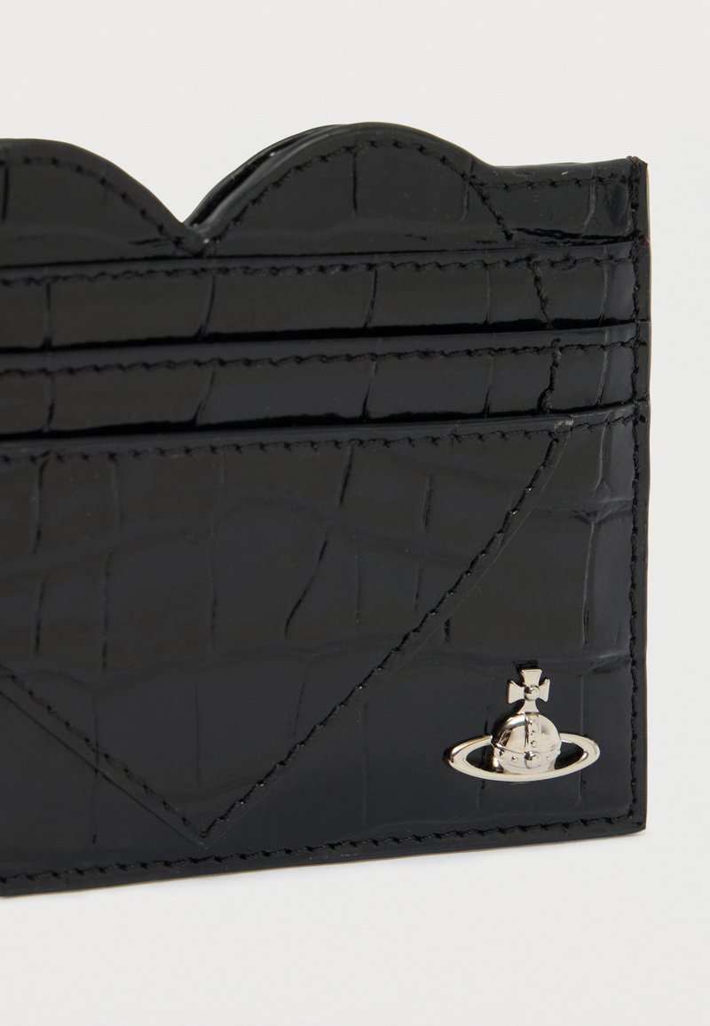 Porte-cartes en cuir verni noir à motif crocodile, bord festonné et ferrures argentées ornées d'un accent logo.
