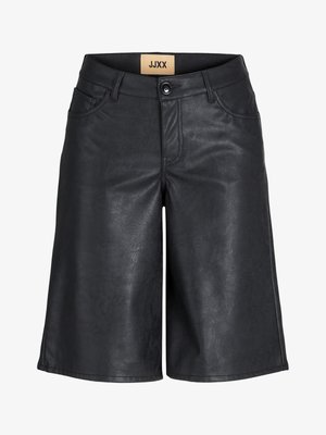 Pantalones cortos hasta la rodilla de cuero sintético negro con botón frontal, trabillas para cinturón y etiqueta JJXX en la cintura interior.