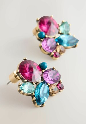 Cercei de culoare aurie cu un grup de pietre prețioase multifaceted în nuanțe de roz, purpuriu, teal și albastru, cu forme rotunde și marquise.