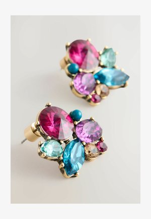 Cercei de culoare aurie cu un grup de pietre prețioase multifaceted în nuanțe de roz, purpuriu, teal și albastru, cu forme rotunde și marquise.