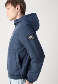 Calvin Klein Jeans PADDED HOODED HARRINGTON - Lahka jakna - ink