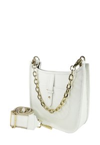 Weiße Lederhandtasche mit strukturierter Oberfläche, Kettenriemen und kontrastierendem beigem Schulterriemen, mit einer Fronttasche und Knopfverschluss.