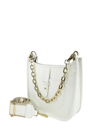 Witte leren handtas met een getextureerde afwerking, kettingriem en contrasterende beige schouderriem, voorzien van een voorvak en knoopsluiting.