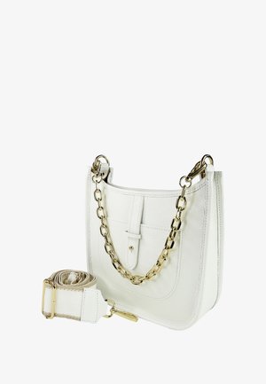 Witte leren handtas met een getextureerde afwerking, kettingriem en contrasterende beige schouderriem, voorzien van een voorvak en knoopsluiting.