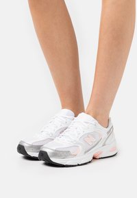 New Balance MR530 UNISEX - Sapatilhas - white/rose