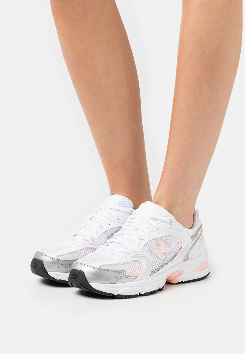 New Balance MR530 UNISEX - Sapatilhas - white/rose
