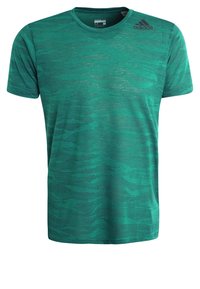 Zelené sportovní tričko s krátkými rukávy a strukturovaným vlnitým vzorem. Má kulatý výstřih a malou černou logo adidas v horní pravé části.