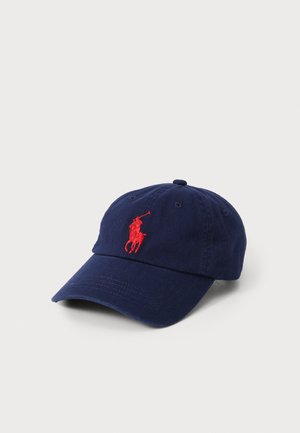 Casquette en coton bleu marine avec visière incurvée, bandeau réglable et logo de cheval rouge brodé à l'avant. Design simple et classique.