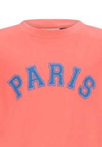 Pomarańczowy T-shirt z niebieskimi haftowanymi literami "PARIS", okrągły dekolt, miękka faktura i luźny krój.