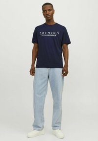 Jack & Jones PREMIUM PRINTED O-NECK - Apdrukāts T-krekls - navy blazer