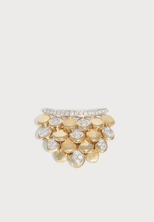 Broche i lag af guld og sølv med ovale og runde former, nogle udsmykket med små diamanter, arrangeret i et vifteformet mønster.