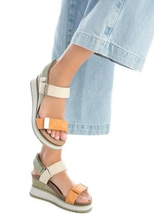 Sandalias de cuña en beige, verde y naranja, con correas ajustables, suelas acolchadas y un acabado texturizado en la parte superior.
