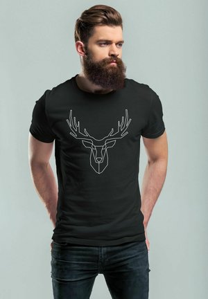 Schwarzes T-Shirt mit einem geometrischen Design eines weißen Hirschkopfes auf der Vorderseite. Der Stoff ist glatt, mit kurzen Ärmeln und einem runden Ausschnitt.