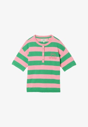 Trumpomis rankovėmis megztinis marškinėliai su žaliomis ir rožinėmis horizontaliomis juostomis, su sagomis užsegama plokštele ir mažu siuvinėjimu ant krūtinės – saulės ir bangų motyvu.