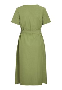 Robe midi vert olive avec des manches courtes, encolure ronde et une ceinture en tissu assortie à la taille, vue de dos.