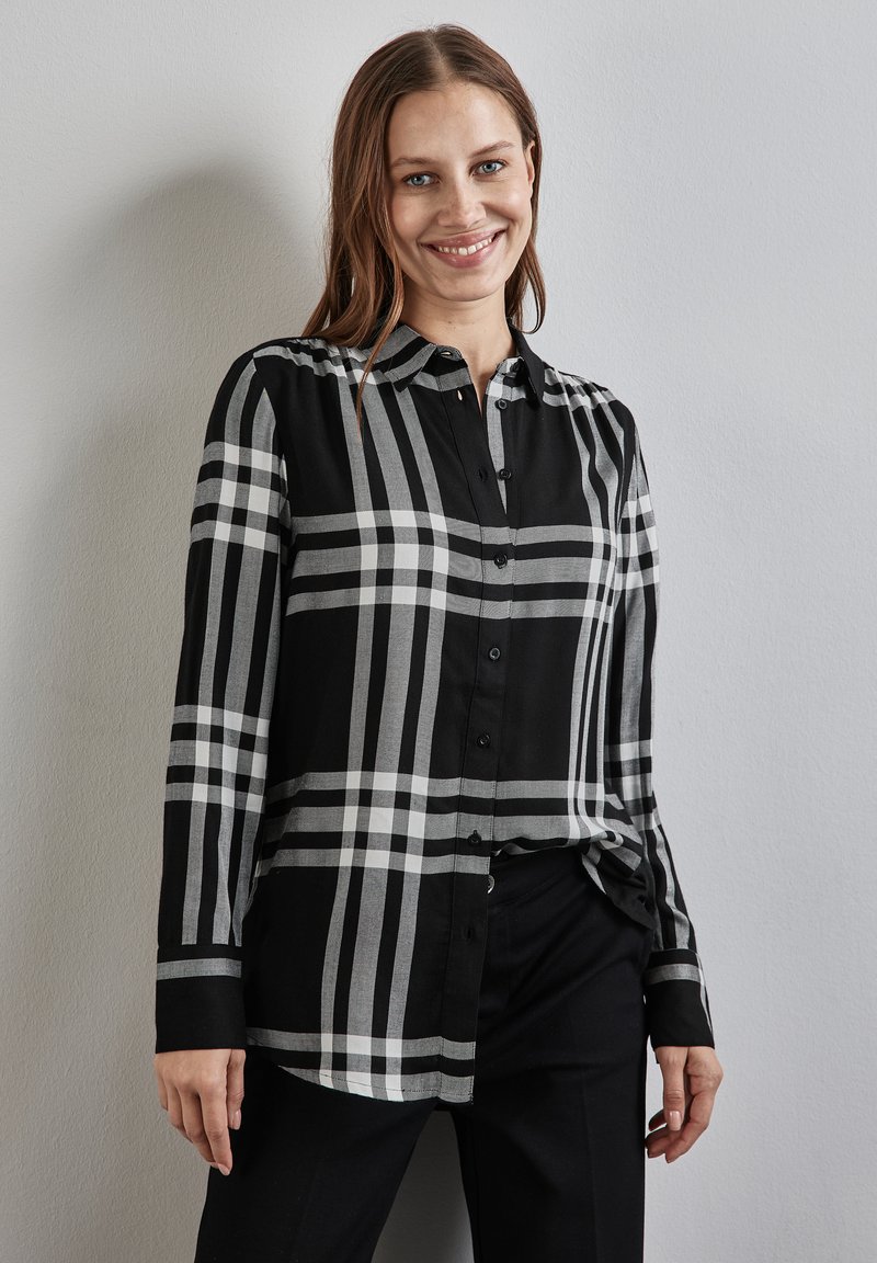 Schwarz-grau kariertes Button-Up-Hemd mit langen Ärmeln, ausgestattet mit einem Kragen, Frontknöpfen und einem lockeren Schnitt.