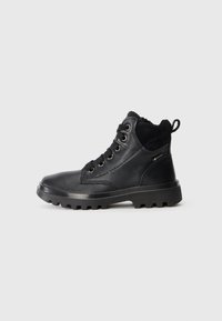 Bottines noires en cuir avec bout rond, accents en tissu texturé, six œillets et semelle en caoutchouc avec un motif à crampons.