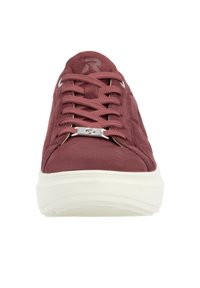 Baskets bordeaux avec un dessus en daim texturé, semelle en caoutchouc blanc et œillets en métal. Comprend des lacets plats et un logo sur la languette.