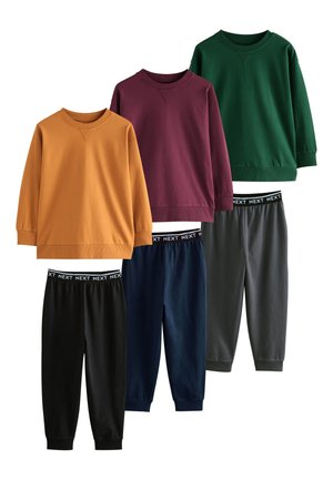 Trois ensembles de sweat-shirts à manches longues et pantalons de jogging en moutarde, bordeaux et vert, chacun avec des ceintures élastiques portant la mention "NEXT."