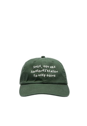 Gorra de béisbol verde oscuro con texto bordado en blanco: "Sonríe, eres la razón por la que alguien sigue adelante."