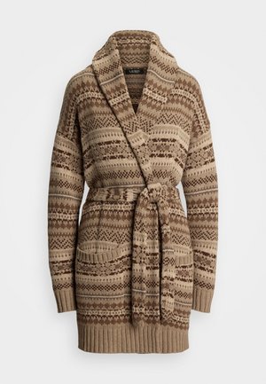 Gebreide lange cardigan met beige en bruine geometrische patronen, sjaalkraag, voorzakken, en een bijpassende riem die om de taille is gebonden.