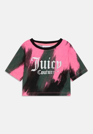 Crop top met korte mouwen met zwarte kraag, roze en donkergroene penseelstreekpatroon en witte "Juicy Couture" tekst op de voorkant.