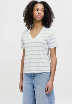 Camiseta blanca de cuello en V con rayas horizontales azul claro, de manga corta y corte holgado, combinada con vaqueros de cintura alta azul claro.