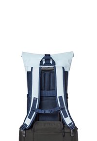 Rucsac rulant navy și albastru deschis, cu bretele căptușite, suport de spate din plasă și secțiune de bază neagră cu buzunar cu fermoar.