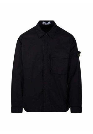 Sort langærmet skjorte med krave, brystlomme med klap og et lille rundt logopatch på venstre øverste ærme.