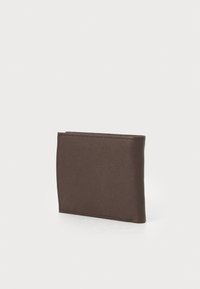 Portefeuille en cuir marron texturé, avec un design rectangulaire simple et des bords lisses. Pas de matériel ou de motifs visibles.