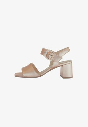 Blush metalisk blokhælsandal med åben tå, bred rem over foden og justerbar ankelrem med en rund spænde.