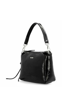 Borsa nera in pelle stampa cocco con manico corto, accessori in argento, chiusura con zip e piccolo logo del marchio sulla parte anteriore.