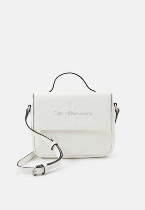 Witte rechthoekige crossbodytas met zwarte bies, verstelbare band, bovenhandvat en geperst Calvin Klein Jeans-logo op de klep.