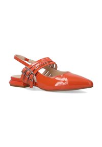 Rote Lackleder-Slingback-Schuhe mit spitzem Zehenbereich und drei dekorativen Riemen, die mit silbernen Schnallen gesichert sind. Niedriger Blockabsatz für Stabilität.