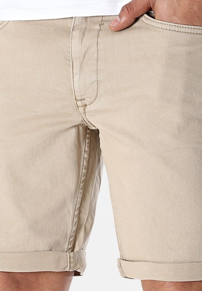 Blend KNOPF REISSVERSCHLUSS UND SEITLICHEN EINGRIFFTASCHEN IN KLASSISCHER FORM MIT GERADEM BEIN - Τζιν σορτς - beige