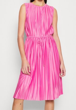 Abito rosa plissettato con scollatura rotonda, design senza maniche e vita regolabile con coulisse in acciaio dorato. Texture liscia.