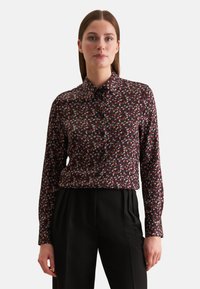Camicia a bottoni floreale in un profondo bordeaux, caratterizzata da un motivo colorato di piccoli punti. Maniche lunghe e design del colletto classico.