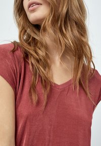Desires DEBOB SHORTSLEEVE SHIMMER T-SHIRT. - Jednoduché tričko - chili oil