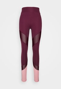 Burgundin väriset leggingsit, joissa on verkkoleikkauksia ja vaaleanpunaisia yksityiskohtia; joustavaa kangasta, korkea vyötärömuotoilu, vaihteleva tekstuuri sivuilla.