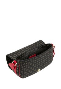 Borsa a tracolla nera con motivo a stampa dorata, dettagli rossi e chiusura magnetica. L'interno presenta un singolo scomparto e un'etichetta del marchio.