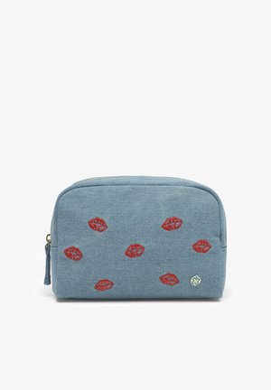 Trousse de maquillage en denim bleu clair avec des marques de baisers rouges brodées et un petit logo floral sur fond blanc.