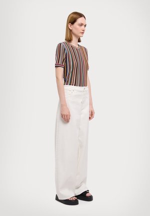 MAXI RELAXED FIT - Laisvo kirpimo džinsai - white
