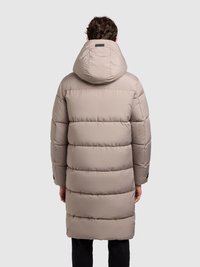 Bež dugačka jakna s kapuljačom, s vodoravnim prešanim dijelovima i podesivim ovratnikom. Glatka tekstura, minimalno brendiranje na stražnjoj strani.