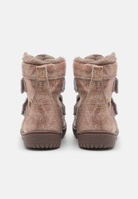 Pár růžovo-hnědých texturovaných kotníkových bot s kožíškem a suchými zipy, z pohledu ze zadu na bílém pozadí.