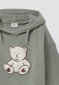 Grauer Fleece-Hoodie mit einem weißen und braunen Teddybären-Patch auf der Vorderseite und Zugbändern mit silbernen Enden.