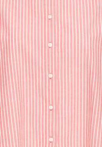 Cămașă roz deschis cu dungi verticale albe, cu nasturi în față (patru nasturi) și textură casual de in.