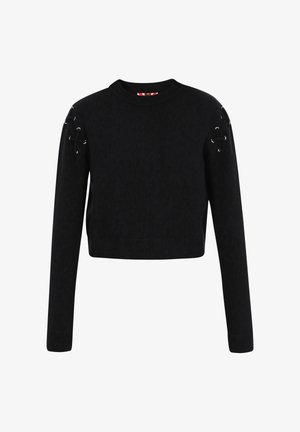 Crni skraćeni pulover s dugim rukavima, izrađen od teksturirane tkanine, s okruglim izrezom i metalnim detaljima na ramenima.