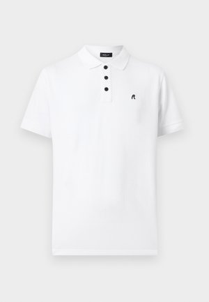 Weißes Polohemd mit kurzen Ärmeln, schwarzen Knöpfen und einem kleinen schwarzen "R"-Logo auf der linken Brust.