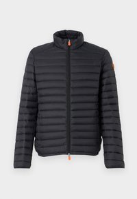 Zwarte pufferjack met horizontale gestikte design, hoge kraag, voorkant rits en een contrasterende oranje ritsstrop. Zachte textuur.